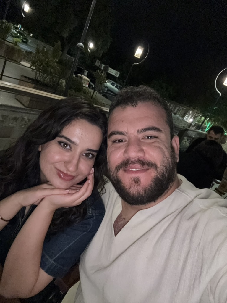 Sedef ve Berk birlikte gülümsüyor